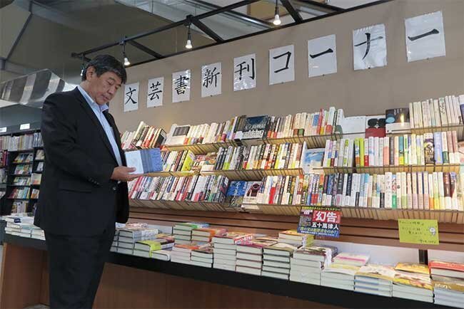 店頭の新刊コーナーで。書籍販売は同社創業時からの生業だ