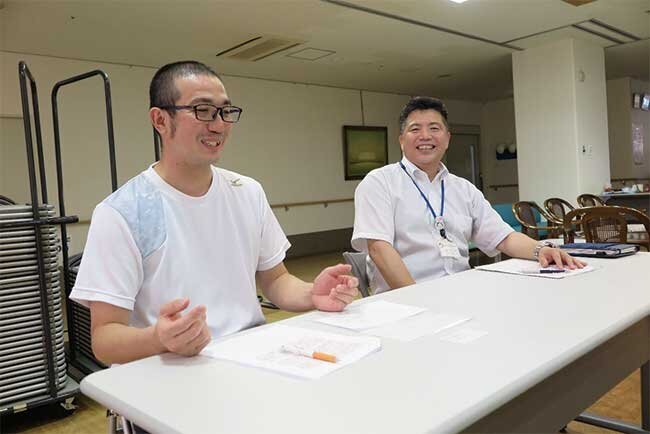 ICT導入の効果を笑顔で説明する西川事務局長（右）と若月主任介護員