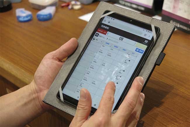 介護記録システムのタブレット。小型・軽量で持ち運びも楽だ