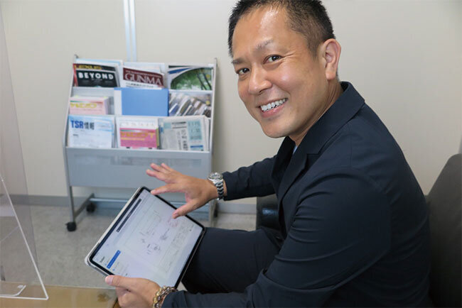 タブレットで図面を確認する。片手で持ち運びできる軽さだ