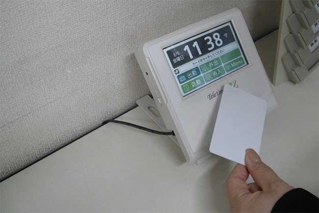 勤怠管理用のカードリーダー