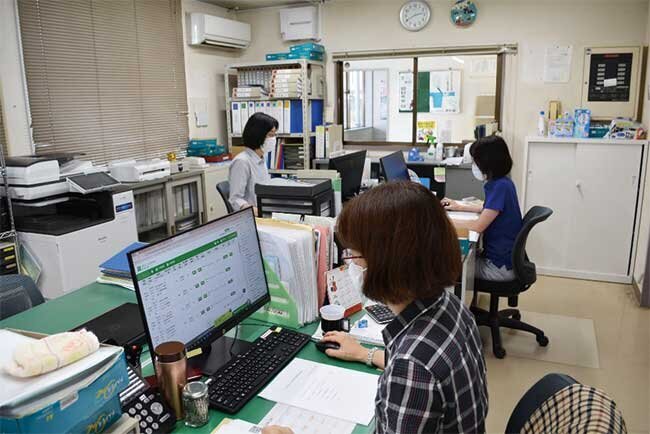 社内風景　総務部のスタッフもICTによる事務効率化に期待している