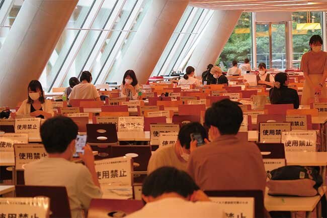 広々とした学食はコロナ感染防止対策も十分に講じられている