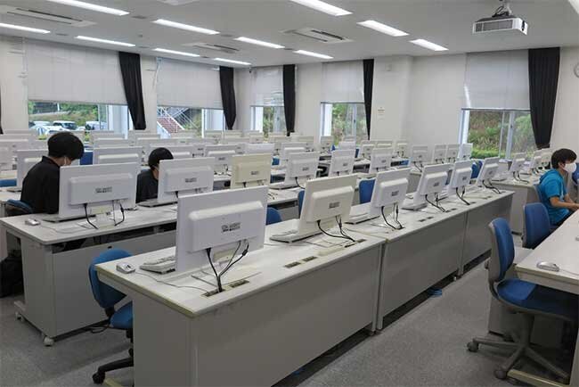 パソコンがずらりと並ぶ校内の情報実習室