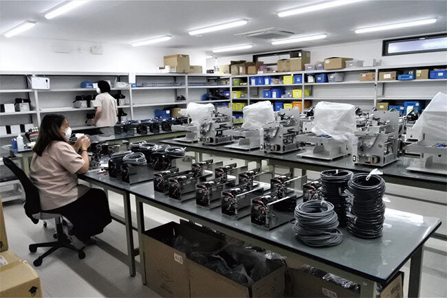 2階の作業場では印字機器組み立てている