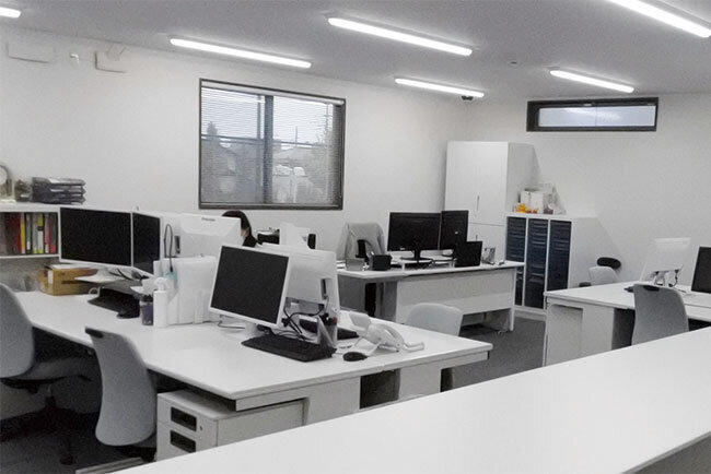 事務室は紙の書類がなく広々としたスペース