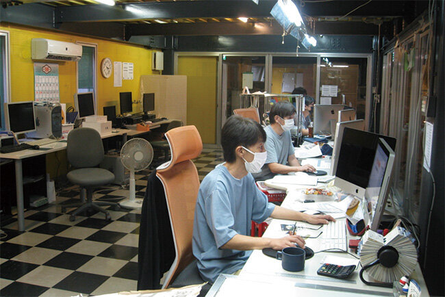 広告の制作に取り組むナカガワ・アドのオフィス