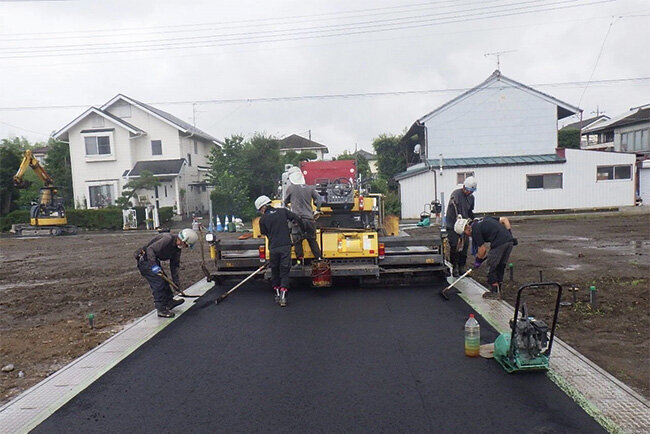 道路舗装作業をする同社従業員たち