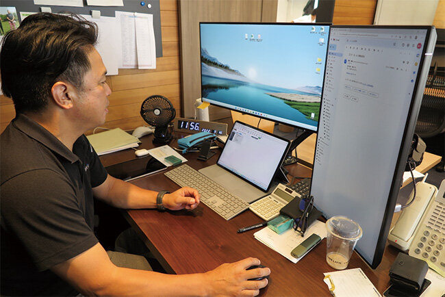 執務中の津端社長