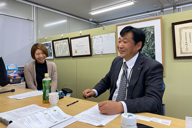 飯野社長と、社員で長女の綾さん。入社して父の苦労がわかったそうだ