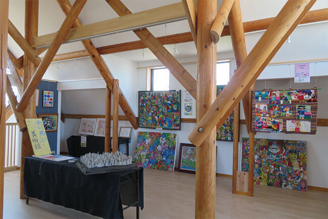  様々な作品が展示されているわいわい村ログハウスの様子