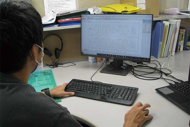 CADを使って手袋を設計する様子