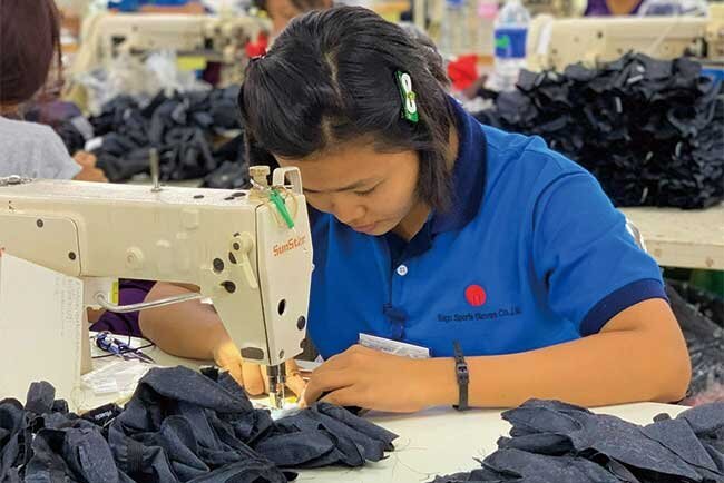 海外工場で手袋を生産する様子