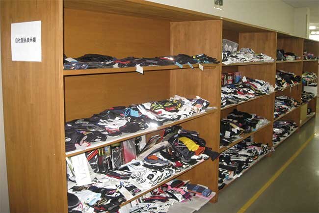 様々な手袋のサンプルを置く展示棚