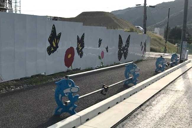 高校生のデザインを採用した建設現場の囲い