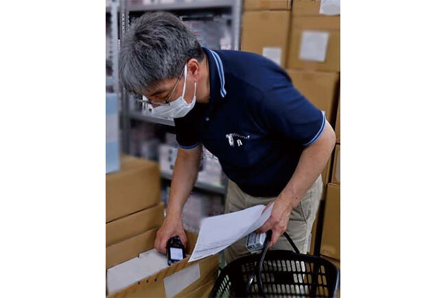 ピッキング作業を行っている医薬品倉庫