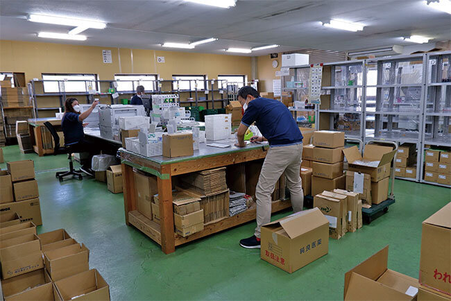 ピッキングした医薬品を箱詰めし、配送準備をする