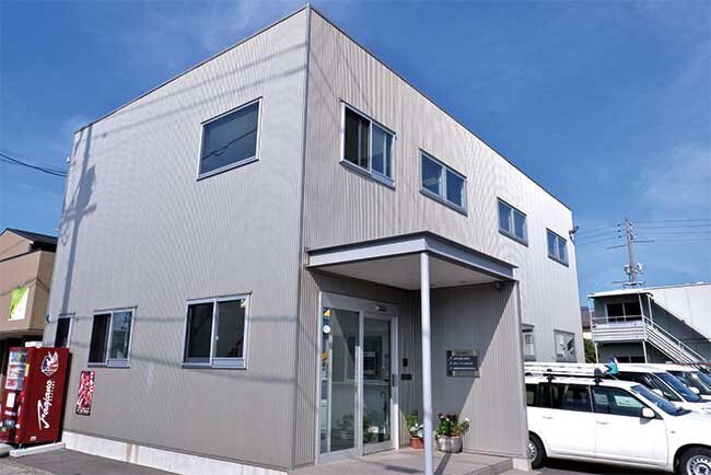 本社社屋。この奥に別社屋を建設中