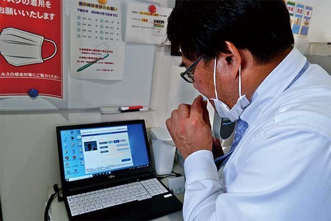 用意されたパイプに息を吹き込んでアルコールを検知する