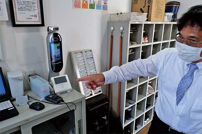 サーマルカメラとアルコール検知器、勤怠管理用端末のある通用口