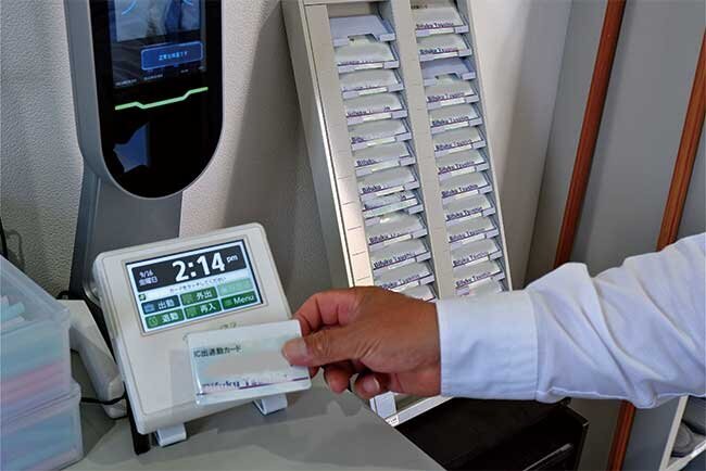 勤怠管理カードを検知する端末