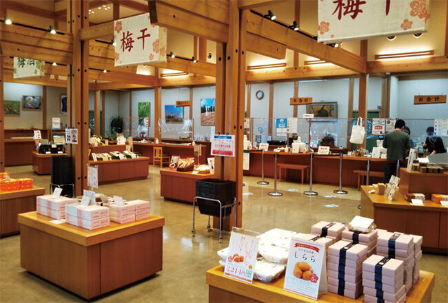 様々な商品が並ぶ中田食品の直売所