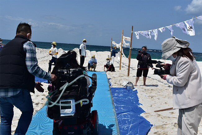 Tシャツ アート展は車いすが動きやすいようにバリアフリー化されている