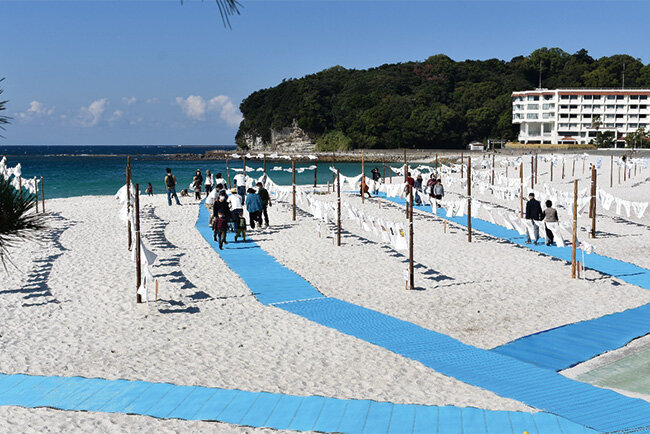 昨年開催された白良浜deひらひらTシャツアート展の様子