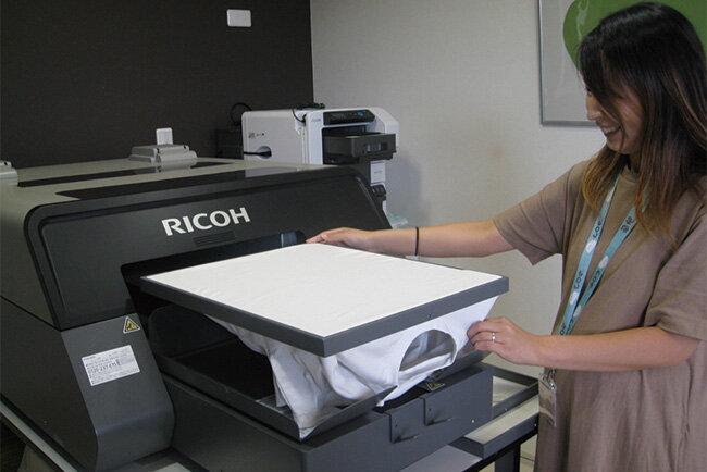 今年6月に導入した新型のガーメントプリンター