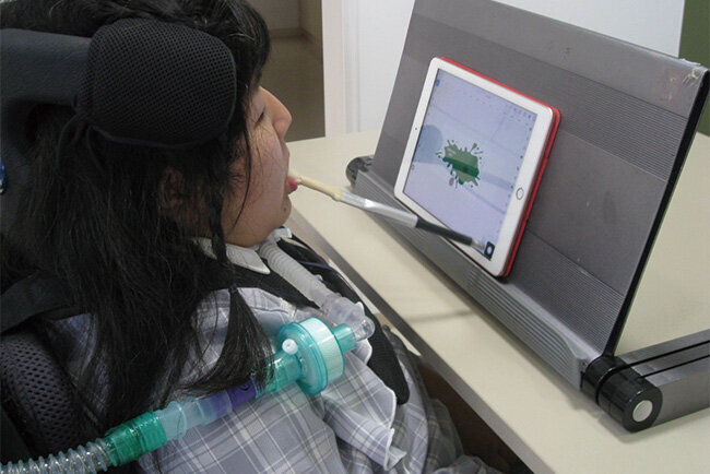 パソコンを操作する木村ゆきさん