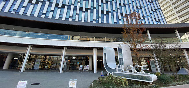 川越駅前の新スポット「U_PLACE」一階は路地の中に店が点在しているイメージを演出