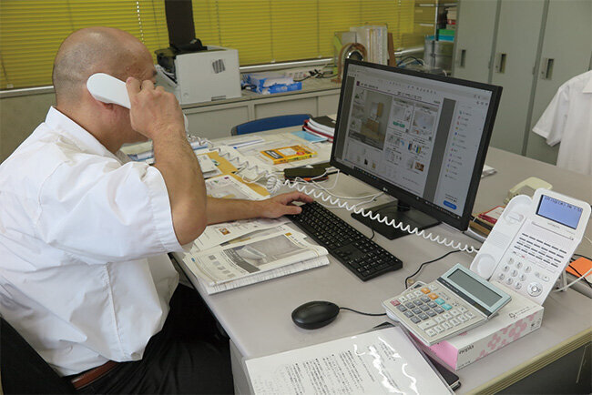 執務中の水野社長、トップ営業は欠かせない