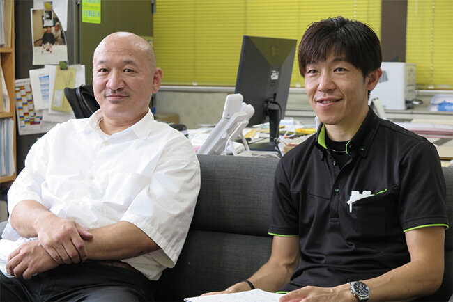 インタビューに応じる水野社長と後藤氏（右）