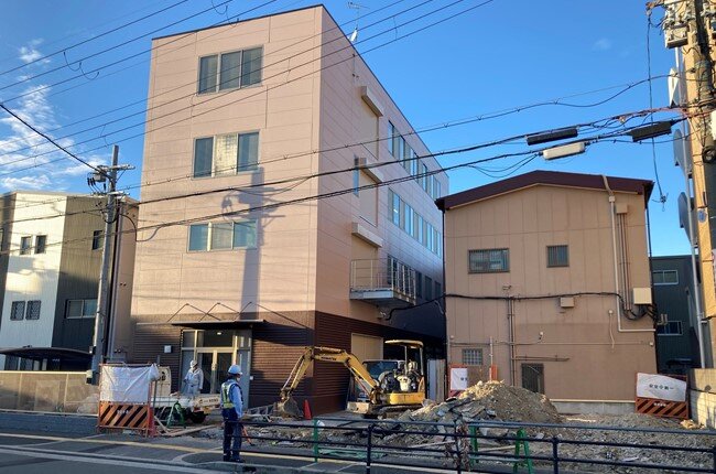 八尾金網製作所本社の外観（取材時は増築中で完成予定は2022年11月です）