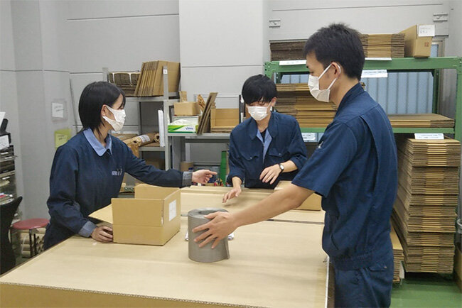 若手社員たちがミーティングする様子