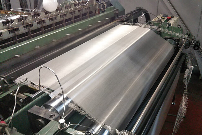 織機が金網を編み上げる様子