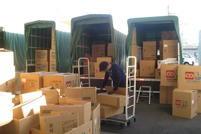 トラックへの搬入作業の様子