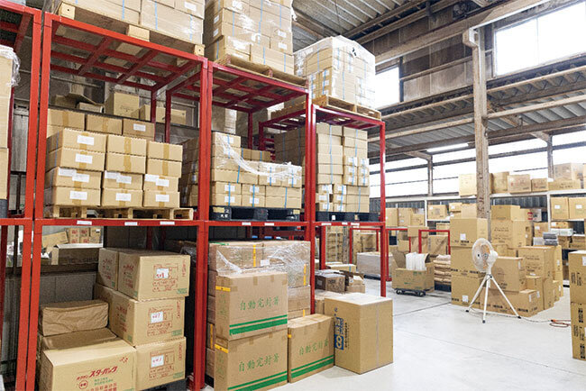 豊富な在庫がそろうオリロク和歌山営業所の倉庫