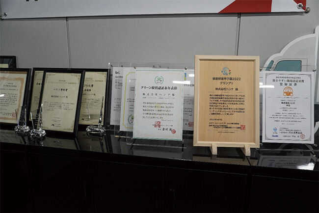 社員目線で社内改革を進め、健康や安全についての様々な認証を取得している