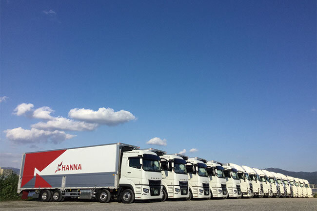 トラックが並ぶ様子は圧巻