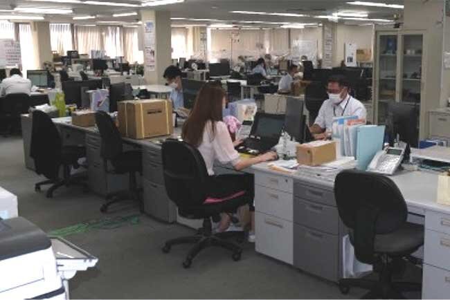 FAX用紙を取りに行く必要がなくなり、デスクワークに集中できるようになった本社オフィス