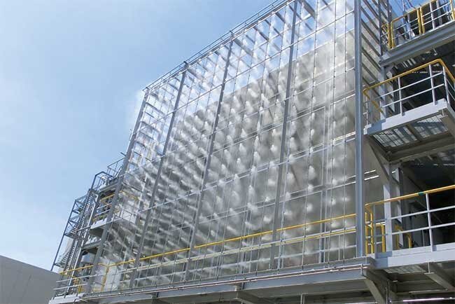 霧の気化熱を用いて空気を冷却する発電所用のシステム