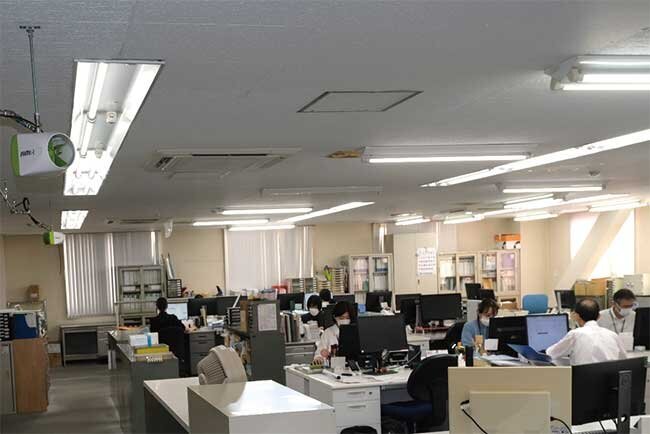 本社オフィスの天井にも自社製ノズルを活用した加湿システムを設置。快適な湿度が保たれる