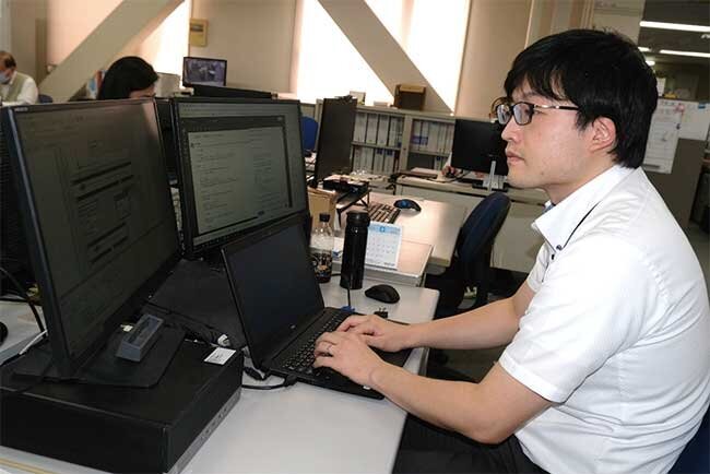 RPAのロボット開発で活躍している購買部の角田真吾係長