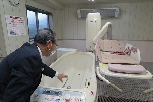 右の装具が自動で動き、利用者は横になったまま入浴できる