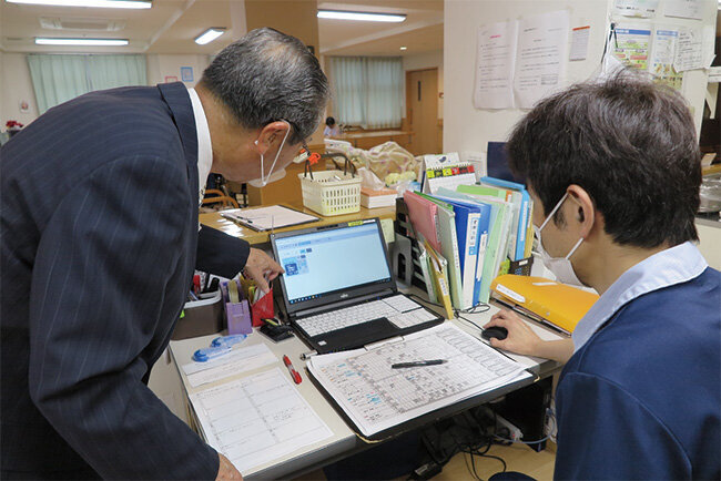 介護ソフト画面を確認する職員（右）と太田施設長