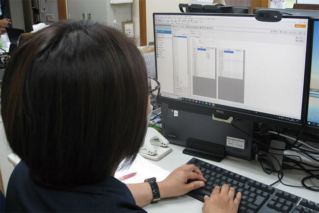 勤怠管理システムを活用する様子