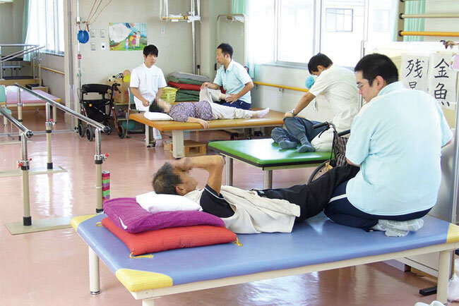 1日20分のリハビリを行う職員。生活リハビリとともに、在宅復帰率を高めている