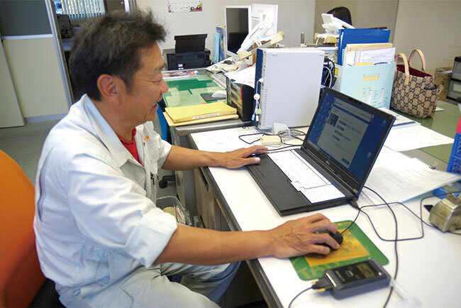 アルコールチェックのシステムを操作する阿知波久晴代表取締役