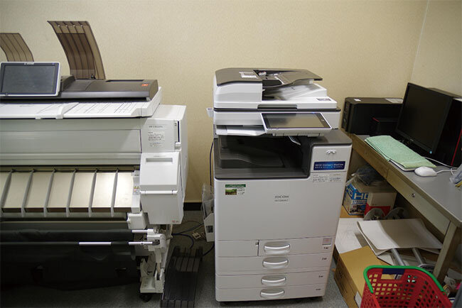 サーバーや複合機、大判サイズをプリントできるプリンターなどを集めた部屋